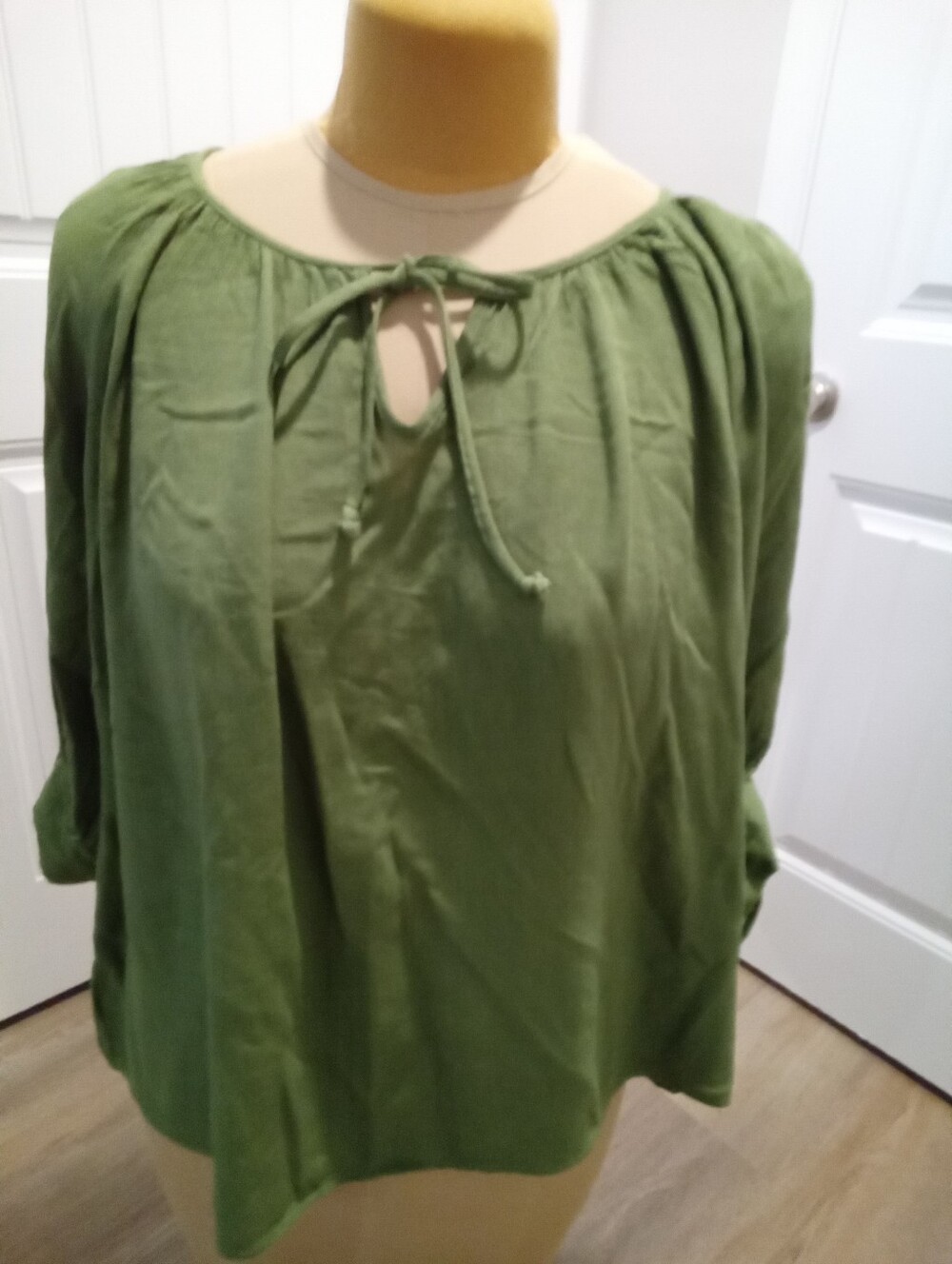 Karen Kane Plus Sz 1X Green 3/4 Length Sleeve Crew Neck w/String Tie Peasant Top